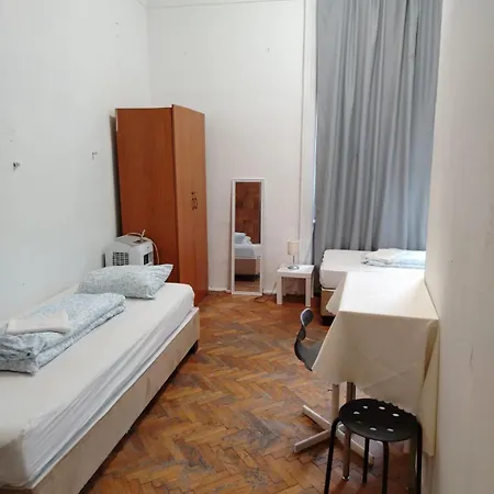 Πανσιόν Wesselenyi Near Gozsdu Udvar *